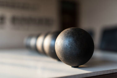 Boule de broyage en acier forgé sur mesure 30 mm-150 mm Boules de roulement de broyeur à billes pour les industries minières du ciment