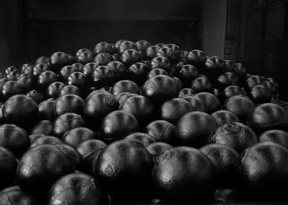 Média de meulage de billes en acier moulé en alliage de haute et basse chrome 40 mm 50 mm 60 mm billes de meulage en alliage de fer moulé en haute cr