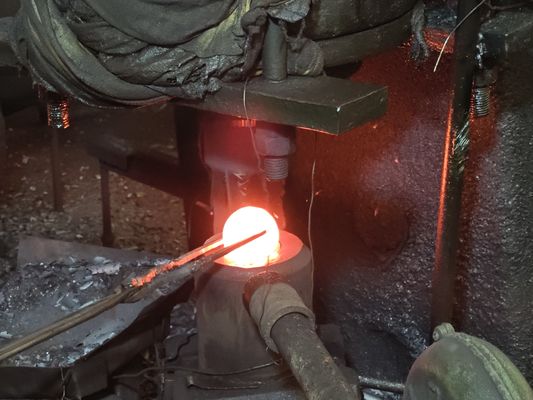 Bonne qualité Bon prix Haute dureté Usine Haute chrome Moulage Boulets de broyage pour cimenterie