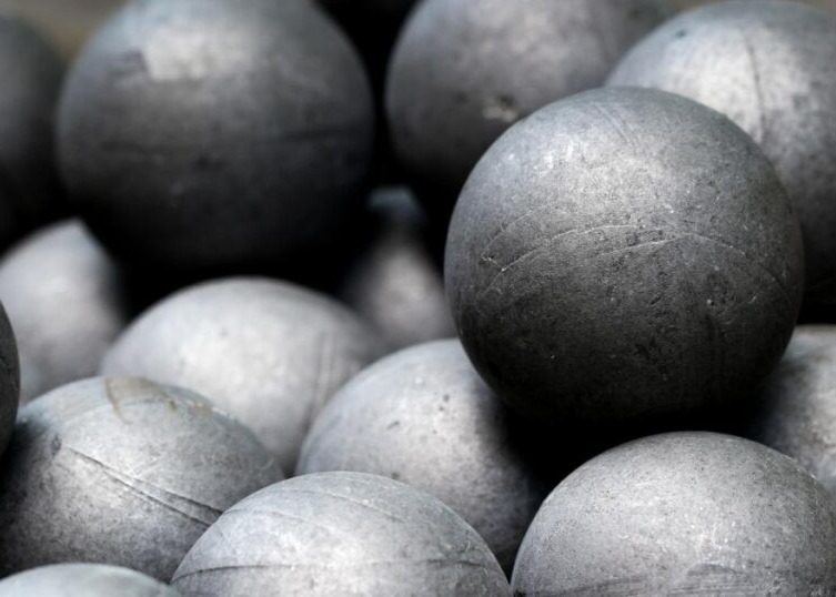 Produits neufs 20-150 mm Haute dureté du minerai de fer de meulage des médias boule de forgeage balle d'acier pour la machine de broyeur à billes usine